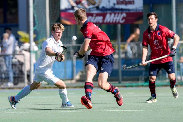 From left: Linus Müller (MHC), 5, captain; Mika Schmidt (BHC), 19; tackle, game scene, duel, tackle, tackling, dynamism, action, 03 10 2026, Mannheim, Germany, hockey, 1st Bundesliga, men’s, Mannheimer HC vs. Berliner HC xozx