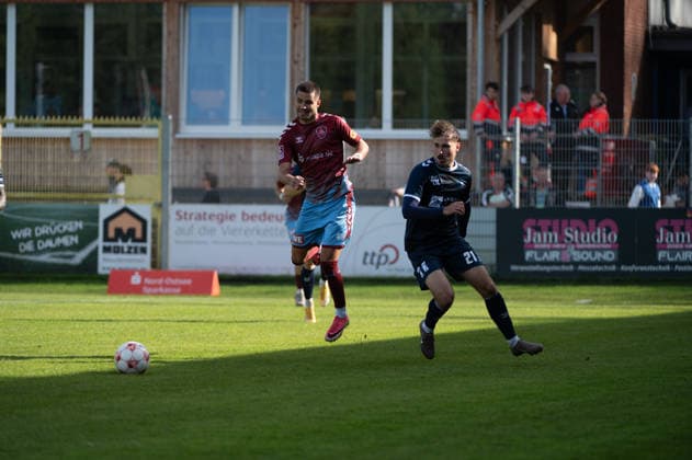 October 3, 2026, GER, Soccer, Regionalliga Nord, Matchday 12, 2026–2027 Season, Flensburg, Manfred Werner Stadium, SC Weiche Flensburg vs. VfB Oldenburg, Erolind KRASNIQI SC Weiche Flensburg 08 48 Nick OTTO VfB Oldenburg 21 Flensburg Manfred Werner Stadium Schleswig-Holstein Germany Copyright: xnordphotoxGmbHx xRojahnx