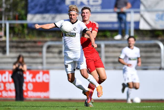 Men s Soccer, Regionalliga West, 2026–2027 Season, Matchday 25: VfB 03 Hilden vs. SV Bergisch Gladbach on October 3, 2026, at the Am Bandsbusch Stadium in Hilden. Pascal Weber, VfB 03 Hilden, in the foreground: Daniel Spiegel of SV Bergisch Gladbach; in the background: North Rhine-Westphalia, Germany