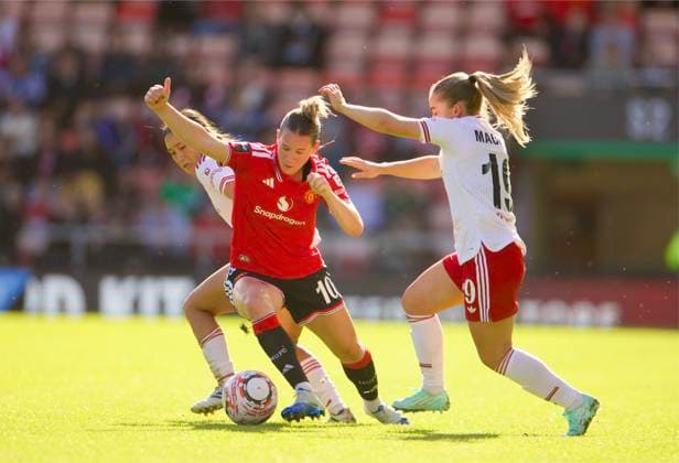 RECORD DATE NOT STATED Football - FA Women s Super League - Liverpool FC Women v Everton FC Women LIVERPOOL, ENGLAND - Sunday, September 27, 2026: Liverpool FC Women s FÅ«ka Nagano (L) challenges Manchester United, ManU Women s Elisabeth Terland during the FA Women™s Super League match between Liverpool FC Women and Everton FC Women, the Merseyside Derby, at Anfield. (Photo by David Rawcliffe Propaganda) LIVERPOOL Anfield MERSEYSIDE ENGLAND  Copyright: xDavidxRawcliffex 2026-10-03-Man_Utd_Women_v_Liverpool_Women-035