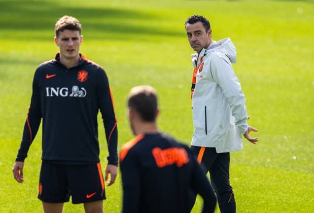 ZEIST - (lr) Guus Til, Micky van de Ven and national coach Xavi Hernandez during a training session in preparation for the Nations League match against Serbia. SONNY LENSEN ANP xVIxANPxSportx xxANPxIVx 571383328 originalFilename: 571383328.jpg