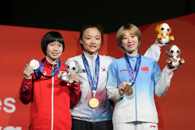 (261003) -- NAGOYA, Oct. 3, 2026 -- Gold medalist Seo Chaehyun (C) of South Korea, silver medalist Mori Ai (L) of Japan and bronze medalist Zhang Yuetong of China pose during the awarding ceremony after the women s lead final of climbing at 20th Asian Games Aichi-Nagoya 2026 in Nagoya, Japan, Oct. 3, 2026. ) (SP)JAPAN-NAGOYA-ASIAN GAMES-SPORT CLIMBING-WOMEN S LEAD ZhouxMi 