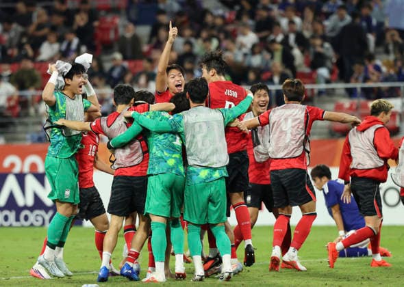 (261003) -- TOYOTA, Oct. 3, 2026 -- Players of South Korea celebrate victory after the men s final match of football between South Korea and Japan at 20th Asian Games Aichi-Nagoya 2026 in Toyota of Aichi Prefecture, Japan, Oct. 3, 2026. ) (SP)JAPAN-TOYOTA-ASIAN GAMES-FOOTBALL-MEN S FINAL-KOR VS JPN JiaxHaocheng 