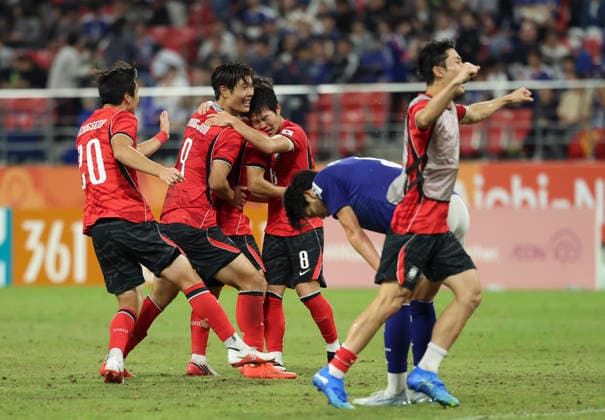 (261003) -- TOYOTA, Oct. 3, 2026 -- Players of South Korea celebrate victory after the men s final match of football between South Korea and Japan at 20th Asian Games Aichi-Nagoya 2026 in Toyota of Aichi Prefecture, Japan, Oct. 3, 2026. ) (SP)JAPAN-TOYOTA-ASIAN GAMES-FOOTBALL-MEN S FINAL-KOR VS JPN JiaxHaocheng 