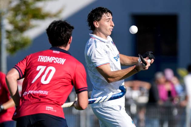 From left: Milo Thompson (BHC), 70, Agus Bonnano (MHC), 8, tackle, game play, duel, tackle, tackling, dynamic, action, 03 10 2026, Mannheim, Germany, hockey, 1st Bundesliga, men’s, Mannheimer HC vs. Berliner HC xozx