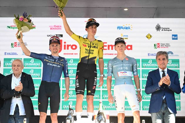03-10-2026 Giro Dell emilia; 2026, Visma - Lease A Bike; 2026, Pinarello - Q36.5; 2026, Net Company - Ineos; Piganzoli, Davide; Pidcock, Thomas; Onley, Edgar Oscar; Amici, Adriano; Pella, Roberto; Bologna - San Luca; 