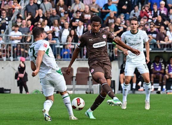 October 3, 2026, German Soccer, Men, Bundesliga, Friendly Match, 2026–2027 Season, Hamburg, FC St. Pauli vs. Borussia Mönchengladbach; Youssoupha Niang (Pauli 07) tries to get the better of Kevin Stöger (BMG Gladbach 07); DFB and DFL regulations prohibit any use of photographs as image sequences and or quasi-video; Hamburg Millerntorstadion, Hamburg, Germany Copyright: xnordphotoxGmbH xWitkex