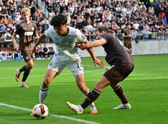 October 3, 2026, GER Soccer, Men, Bundesliga, Friendly Match, 2026–2027 Season, Hamburg, FC St. Pauli vs. Borussia Mönchengladbach: Shuto Machino (BMG Gladbach 18) tries to get the better of Lars Ritzka (Pauli 21). DFB and DFL regulations prohibit any use of photographs as image sequences and or quasi-video. Hamburg Millerntorstadion, Hamburg, Germany Copyright: xnordphotoxGmbH xWitkex
