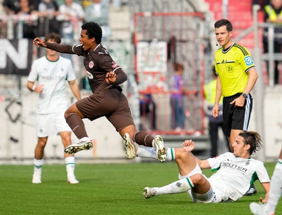 Joel Fujita (FC St. Pauli, 16) wird von Florian Neuhaus (Borussia Moenchengladbach, 10) gefoult. Harm Osmers (Schiedsrichter) beobachtet die Szene. GER, FC St. Pauli vs Borussia Mönchengladbach, Freundschaftsspiel, Saison 2026 27, Millerntor-Stadion, Hamburg, 03.10.2026 DFL REGULATIONS PROHIBIT ANY USE OF PHOTOGRAPHS AS IMAGE SEQUENCES AND OR QUASI-VIDEO Foto: HMB Media Scott W. Coleman Hamburg Millerntor-Stadion Hamburg GER Copyright: xScottxW.xColemanx