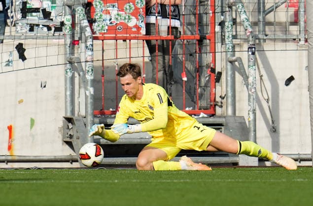 Moritz Nicolas (Borussia Moenchengladbach, 1) pariert. GER, FC St. Pauli vs Borussia Mönchengladbach, Freundschaftsspiel, Saison 2026 27, Millerntor-Stadion, Hamburg, 03.10.2026 DFL REGULATIONS PROHIBIT ANY USE OF PHOTOGRAPHS AS IMAGE SEQUENCES AND OR QUASI-VIDEO Foto: HMB Media Scott W. Coleman Hamburg Millerntor-Stadion Hamburg GER Copyright: xScottxW.xColemanx