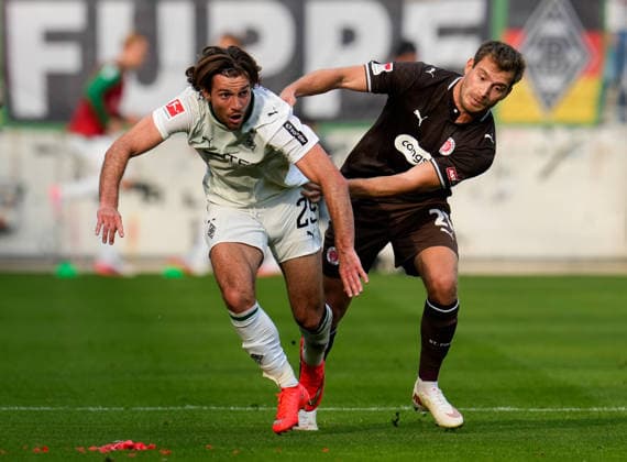 Joe Scally (Borussia Moenchengladbach, 29) im Zweikampf mit Lars Ritzka (FC St. Pauli, 21). GER, FC St. Pauli vs Borussia Mönchengladbach, Freundschaftsspiel, Saison 2026 27, Millerntor-Stadion, Hamburg, 03.10.2026 DFL REGULATIONS PROHIBIT ANY USE OF PHOTOGRAPHS AS IMAGE SEQUENCES AND OR QUASI-VIDEO Foto: HMB Media Scott W. Coleman Hamburg Millerntor-Stadion Hamburg GER Copyright: xScottxW.xColemanx