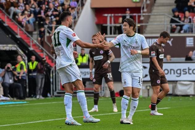Goal Celebration 11 Tim Kleindienst 14 Daiki Hashioka Gladbach Germany, Hamburg Millerntor Stadium, Soccer, Bundesliga 1 and 2, FC St. Pauli, Borussia Mönchengladbach