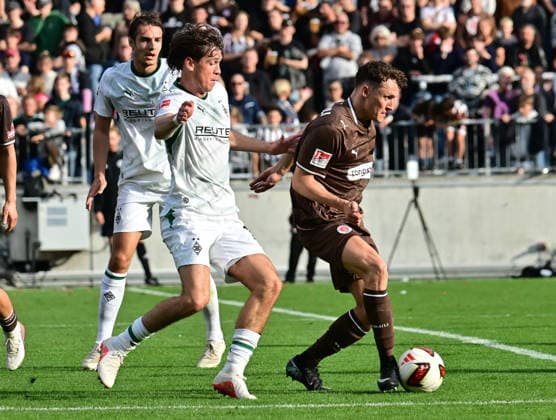 October 3, 2026, GER Soccer, Men, Bundesliga, Friendly Match, 2026–2027 Season, Hamburg, FC St. Pauli vs. Borussia Mönchengladbach: Daiki Hashioka (BMG Gladbach, No. 14) tries to get past Martijn Kaars (Pauli, No. 19). DFB and DFL regulations prohibit any use of photographs as image sequences and or quasi-video. Hamburg, Millerntorstadion, Hamburg, Germany Copyright: xnordphotoxGmbH xWitkex