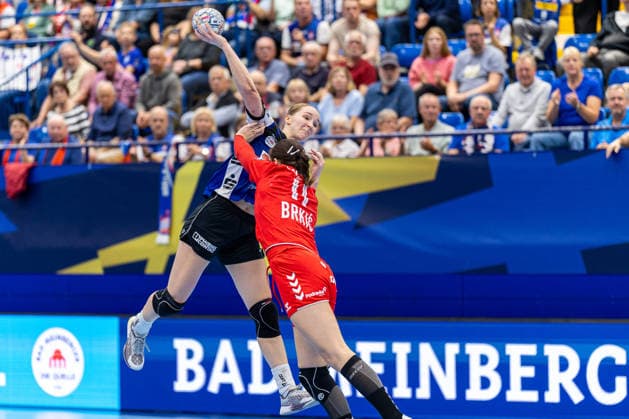 L R Nieke Kuehne, HSG Blomberg Lippe, No. 9, in a one-on-one battle with Mia Brkic, HC Podravka, No. 11, GER, HSG Blomberg Lippe vs. HC Podravka, Handball, EHF Champions League Women, Group Stage, 2026–2027 Season, October 3, 2026 GER, HSG Blomberg Lippe vs. HC Podravka, Handball, EHF Champions League Women, Group Stage, 2026–2027 Season, October 3, 2026 Lemgo Copyright: xEibner-Pressefoto JanxRollingerx EP_JSK