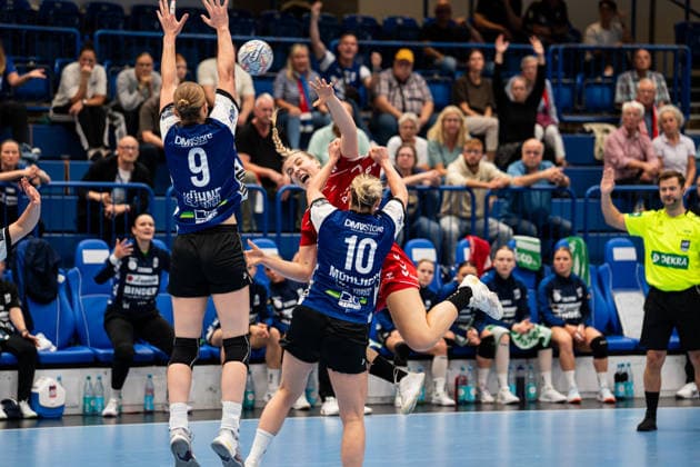 HSG Blomberg Lippe (GER) vs. HC Podravka (CRO), Handball, EHF Champions League Women, Group Stage, October 3, 2026, 2026–2027 Season, Lemgo’s Nieke Kuehne (HSG Blomberg Lippe, No. 09) and Maxi Muehlner (HSG Blomberg Lippe, No. 10) try to defend against Klara Birtic (HC Podravka, No. 07) at the Lemgo Phoenix Contact Arena in Germany