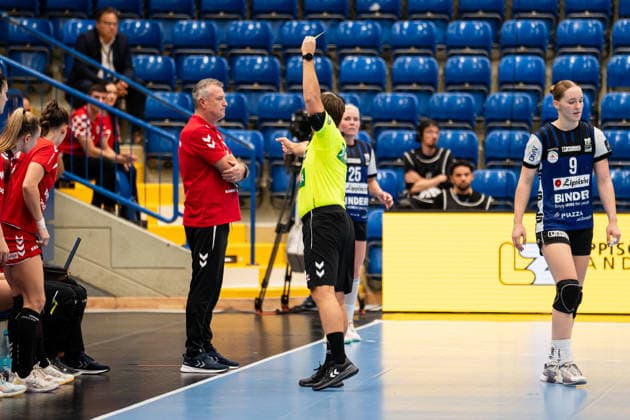 HSG Blomberg Lippe (GER) vs. HC Podravka (CRO), Handball, EHF Champions League Women, Group Stage, October 3, 2026, 2026–2027 Season, Lemgo: Referee Mads Dahlby Fremstad issues a yellow card to Ivica Obrvan, coach of HC Podravka, at the Phoenix Contact Arena in Lemgo, Germany