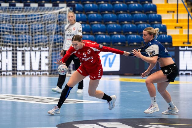 HSG Blomberg Lippe GER vs. HC Podravka CRO, Handball, EHF Champions League Women, Group Stage, October 3, 2026, 2026–2027 Season, Lemgo: Katarina Pandza (HC Podravka), No. 5 in a duel with Maxi Muehlner (HSG Blomberg Lippe), 10, Lemgo Phoenix Contact Arena, Germany