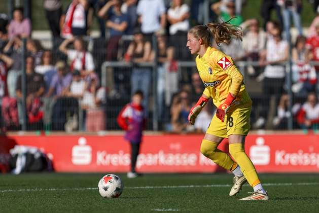 Goalkeeper Anna Reimann of SC Freiburg in action, on the ball, making a solo play during the Women s Bundesliga match between 1 FC Köln and SC Freiburg, Franz Kremer Stadium on October 3, 2026, in Cologne, Germany. Photo by Oliver Kaelke, DeFodi Images. Goalkeeper Anna Reimann of SC Freiburg controls the ball during the Bundesliga match between 1 FC Cologne and SC Freiburg at Franz Kremer Stadium on October 3, 2026 in Cologne, Germany. Photo by Oliver Kaelke, DeFodi Images. DFB and DFL regulations prohibit any use of photographs as image sequences and or quasi-video. Photo by Oliver Kaelke, DeFodi Images.
