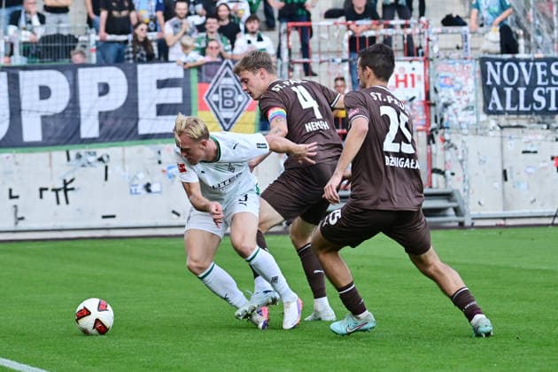 October 3, 2026, GER Soccer, Men, Bundesliga, Friendly Match, 2026–2027 Season, Hamburg, FC St. Pauli vs. Borussia Mönchengladbach; Isac Lidberg (BMG Gladbach 03) tries to get past David Nemeth (Pauli 04); DFB and DFL regulations prohibit any use of photographs as image sequences and or quasi-video; Hamburg Millerntorstadion, Hamburg, Germany Copyright: xnordphotoxGmbH xWitkex