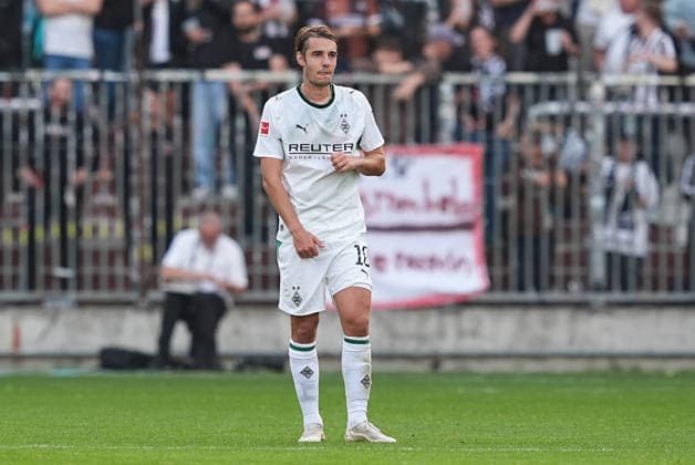 October 3, 2026, xydrx, Men s, Soccer, Friendly Match, FC St. Pauli vs. Borussia Mönchengladbach, 2026–2027 Season, Millerntor Stadium, Florian Neuhaus, Borussia Mönchengladbach, 10 disappointed after conceding the goal that tied the score at 1–1 for FC St. Pauli. DFB regulations prohibit any use of photographs as image sequences and or quasi-video. Copyright: HMBxMedia YannisxDreimann