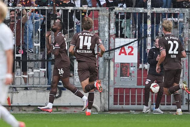 October 3, 2026, xydrx, Men s, Soccer, Friendly Match, FC St. Pauli vs. Borussia Mönchengladbach, 2026–2027 Season, Millerntor Stadium: Celebrations after FC St. Pauli’s 1–1 goal scored by Ricky Jade Jones (FC St. Pauli, 26), along with Erik Ahlstrand (FC St. Pauli, 14) and Sam Klein (FC St. Pauli, 22. DFB regulations prohibit any use of photographs as image sequences and or quasi-video Copyright: HMBxMedia YannisxDreimann