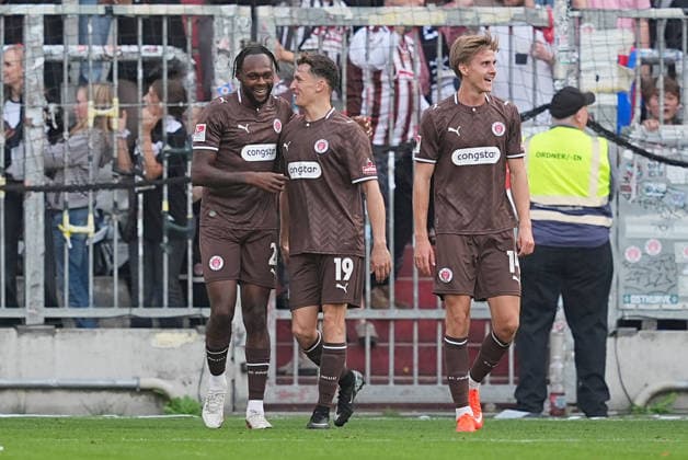October 3, 2026, xydrx, Men s, Soccer, Friendly Match, FC St. Pauli vs. Borussia Mönchengladbach, 2026–2027 Season, Millerntor Stadium: Goal celebration after FC St. Pauli’s 1–1 goal scored by Ricky Jade Jones (FC St. Pauli, 26) alongside Martijn Kaars (FC St. Pauli), 19 Erik Ahlstrand (FC St. Pauli), 14 DFB regulations prohibit any use of photographs as image sequences and or quasi-video Copyright: HMBxMedia YannisxDreimann