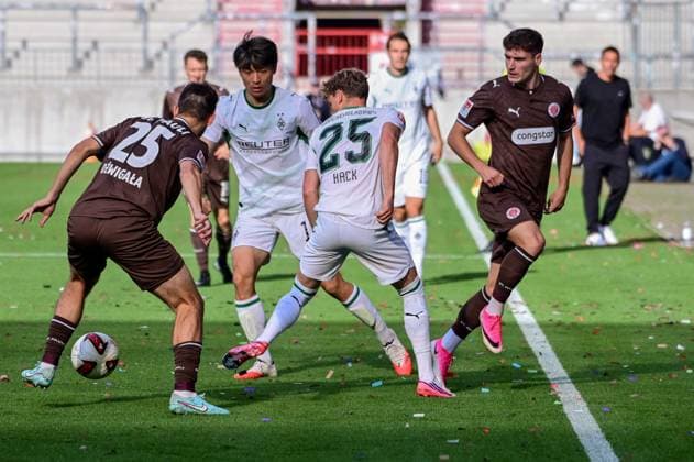Adam Dzwigala, Arkadiusz Pyrka, St. Pauli 18, Shuto Machino 25, Robin Hack, Gladbach, Germany, Hamburg Millerntor Stadium, soccer, Bundesliga 1 and 2, FC St. Pauli, Borussia Mönchengladbach