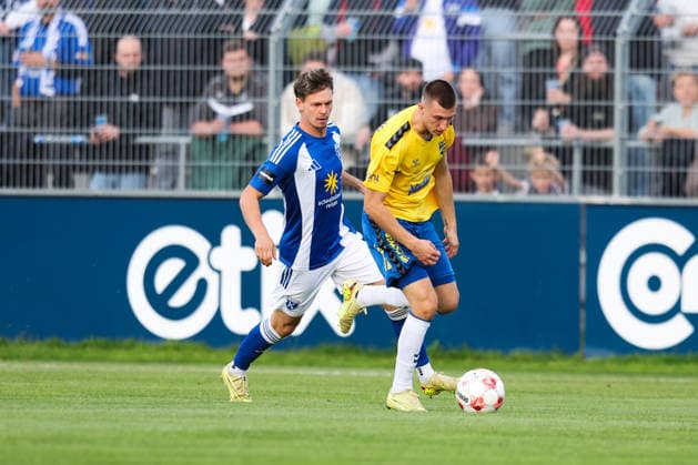 October 3, 2026, Soccer, Men s, Regionalliga Nord, Matchday 12, BSV Kickers Emden vs. SV Todesfelde: Nick Stepantsev (39, BSV Kickers Emden) in a tackle with Moritz Bennet Grosche (18, SV Todesfelde)