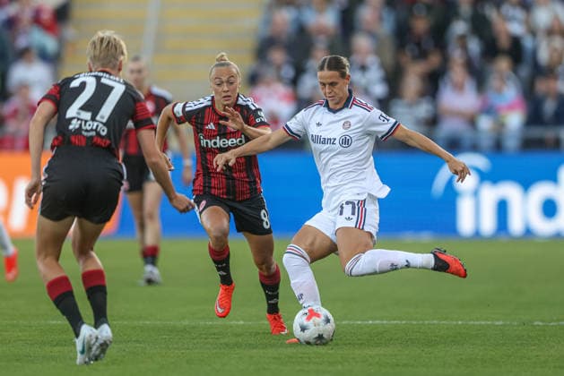 GER, Frankfurt, Eintracht Frankfurt vs. FC Bayern Munich, Google Pixel Women s Bundesliga, Soccer, DFB, 2026–2027 Season, Stadion am Brentanobad, Matchday 6 in pictures: from left, Hanna Bennison (Eintracht Frankfurt Women’s Team 8) and Klara Bühl (FC Bayern Munich Women’s Team 17). DFB and DFL regulations prohibit any use of photographs as image sequences and or quasi-video, October 3, 2026 Copyright: HMBxMedia HendrikxHamelau