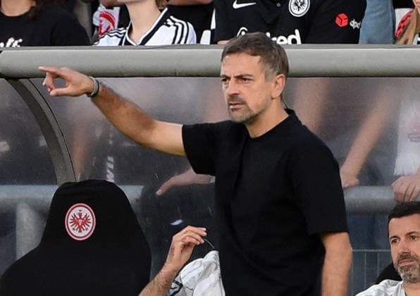 October 3, 2026, xhbx, Soccer, Google Pixel, Women s Bundesliga, Eintracht Frankfurt vs. FC Bayern Munich; Coach Niko Arnautis of Eintracht Frankfurt s women s team gives instructions to the team in Frankfurt am Main