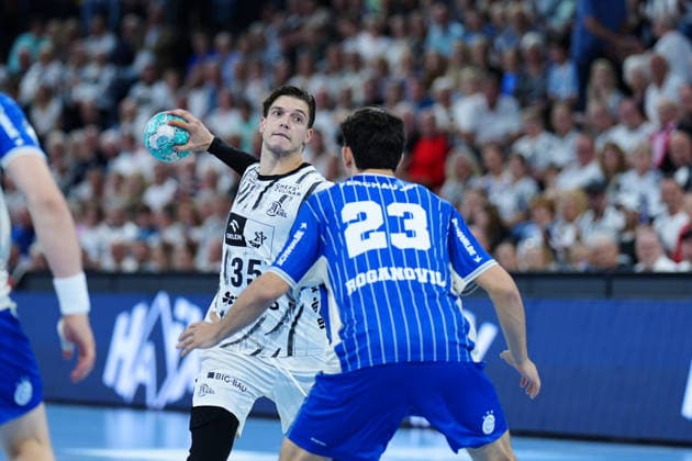Domen Makuc, THW Kiel, 35; Ludvig Hallbäck, VfL Gummersbach, 23 (GER); THW Kiel vs. VfL Gummersbach, Handball, 1st Bundesliga, Matchday 7, 2026–2027 Season, October 3, 2026 GER, THW Kiel vs. VfL Gummersbach, Handball, 1st Bundesliga, Matchday 7, 2026–2027 season, October 3, 2026 Kiel Copyright: xEibner-Pressefoto MarcelxvonxFehrnx EP_MFN