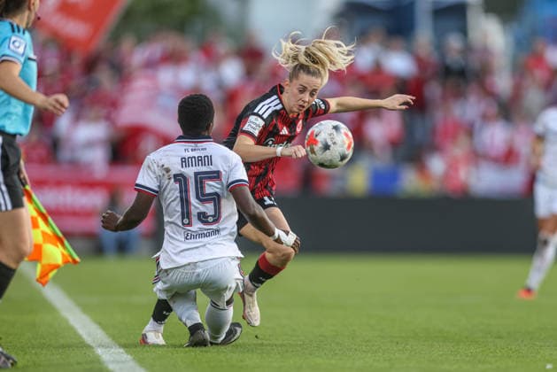 GER, Frankfurt, Eintracht Frankfurt vs. FC Bayern Munich, Google Pixel Women s Bundesliga, Soccer, DFB, 2026–2027 Season, Stadion am Brentanobad, Matchday 6: Pictured (from left) Bernadette Amani, FC Bayern Munich Women s Team 15, Nina Lührsen, Eintracht Frankfurt Women’s Team, No. 11. DFB and DFL regulations prohibit any use of photographs as image sequences and or quasi-video. October 3, 2026 Copyright: HMBxMedia HendrikxHamelau