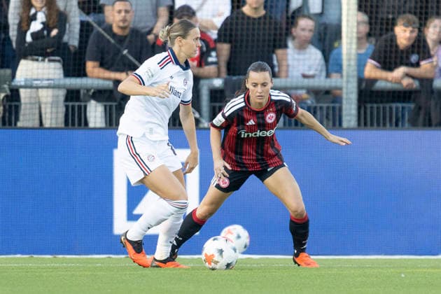 Google Pixel Women s Bundesliga: Eintracht Frankfurt vs. FC Bayern Munich, October 3, 2026; Klara Bühl (FC Bayern Munich, age 17) and e16 battle for the ball, Eintracht Frankfurt vs. FC Bayern Munich, Frankfurt, Stadion am Brentanobad, October 3, 2026 Copyright: xBEAUTIFULxSPORTS Gawlikx