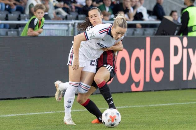 Google Pixel Women s Bundesliga Eintracht Frankfurt vs. FC Bayern Munich, October 3, 2026: Hayley Raso (Eintracht Frankfurt, No. 16) and Franziska Kett (FC Bayern Munich, No. 20) battle for the ball; Eintracht Frankfurt vs. FC Bayern Munich; Frankfurt; Stadion am Brentanobad; October 3, 2026 Copyright: xBEAUTIFULxSPORTS Gawlikx