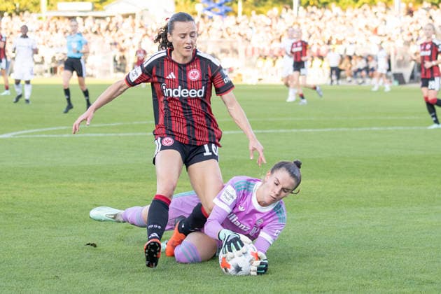 Google Pixel Women s Bundesliga: Eintracht Frankfurt vs. FC Bayern Munich, October 3, 2026; Ena Mahmutovic (FC Bayern Munich) 1 vs. Hayley Raso (Eintracht Frankfurt) 16 in possession; Eintracht Frankfurt vs. FC Bayern Munich, Frankfurt, Stadion am Brentanobad, October 3, 2026 Copyright: xBEAUTIFULxSPORTS Gawlikx