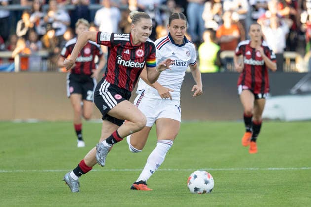 Google Pixel Women s Bundesliga: Eintracht Frankfurt vs. FC Bayern Munich, October 3, 2026; Laura Freigang (Eintracht Frankfurt, No. 10) and Klara Bühl (FC Bayern Munich, No. 17); Eintracht Frankfurt vs. FC Bayern Munich, Frankfurt, Stadion am Brentanobad, October 3, 2026 Copyright: xBEAUTIFULxSPORTS Gawlikx