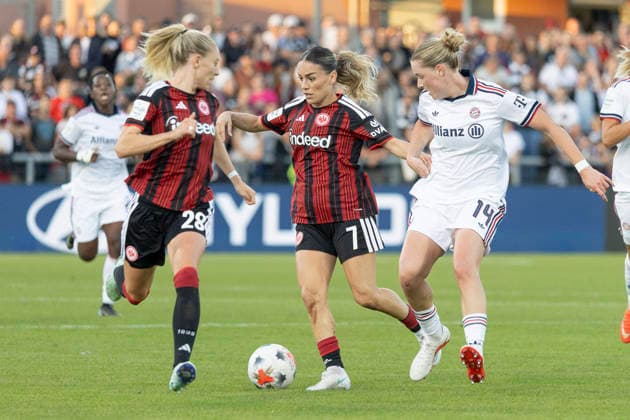 Google Pixel Women s Bundesliga Eintracht Frankfurt vs. FC Bayern Munich, October 3, 2026: Ereleta Memeti of Eintracht Frankfurt (No. 7) and Alara Åžehitler of FC Bayern Munich (No. 14) battle for the ball, Eintracht Frankfurt vs. FC Bayern Munich, Frankfurt, Stadion am Brentanobad, October 3, 2026 Copyright: xBEAUTIFULxSPORTS Gawlikx