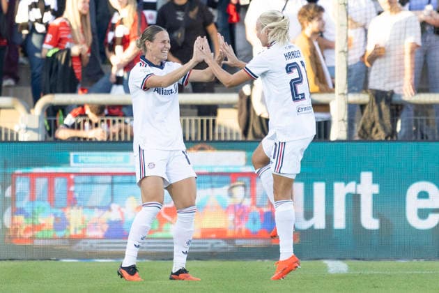 Google Pixel Women s Bundesliga Eintracht Frankfurt vs. FC Bayern Munich, October 3, 2026: Klara Bühl (FC Bayern Munich, 17) scored the goal to make it 0–1 and celebrates with Pernille Harder (FC Bayern Munich, 21), Eintracht Frankfurt vs. FC Bayern Munich, Frankfurt, Stadion am Brentanobad, October 3, 2026 Copyright: xBEAUTIFULxSPORTS Gawlikx