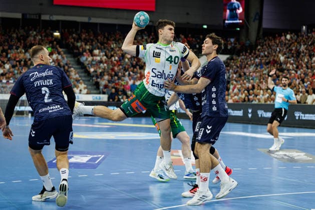 Opel HBL SG Flensburg Handewitt vs. FRISCH AUF Göppingen, October 3, 2026: Elias Newel (No. 40), Frisch Auf Göppingen, vs. Niclas Kirkelokke (No. 05), SG Flensburg Handewitt Opel HBL SG Flensburg Handewitt vs. FRISCH AUF Göppingen, GGW Arena on October 3, 2026 Copyright: xBEAUTIFULxSPORTS MarioxM.xKobergx