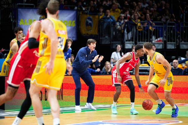 Pedro Calles, ALBA BERLIN, Head Coach; Mylik Wilson, Bamberg Baskets, 10, GER, ALBA Berlin vs. BMA 365 Bamberg Baskets, Men s Basketball, easy Credit BBL, 2026–27 Season, Matchday 4, October 3, 2026, GER, ALBA Berlin vs. BMA 365 Bamberg Baskets, Men’s Basketball, easyCredit BBL, 2026–27 Season, Matchday 4, October 3, 2026, Berlin Copyright: xClaudiusxRauch,xEibner-Pressefotox xClaudiusxRauchx EP_CRH