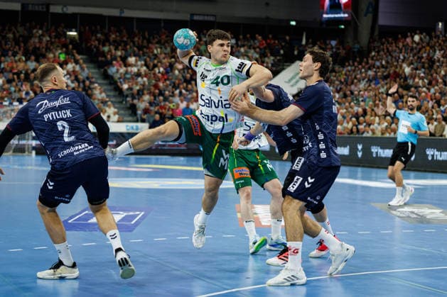 Opel HBL SG Flensburg Handewitt vs. FRISCH AUF Göppingen, October 3, 2026: Elias Newel (No. 40), Frisch Auf Göppingen, vs. Niclas Kirkelokke (No. 05), SG Flensburg Handewitt Opel HBL SG Flensburg Handewitt vs. FRISCH AUF Göppingen, GGW Arena on October 3, 2026 Copyright: xBEAUTIFULxSPORTS MarioxM.xKobergx