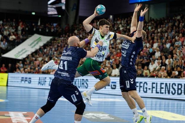 Opel HBL SG Flensburg Handewitt vs. FRISCH AUF Göppingen, October 3, 2026: Elias Newel (No. 40), Frisch auf Göppingen vs. Arnar Freyr Arnarsson (No. 41), SG Flensburg Handewitt and Emil Siersbaek Bergholt No. 14, SG Flensburg Handewitt Opel HBL SG Flensburg Handewitt vs. FRISCH AUF Göppingen, GGW Arena on October 3, 2026 Copyright: xBEAUTIFULxSPORTS MarioxM.xKobergx