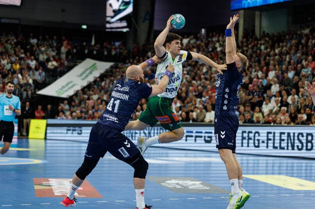 Opel HBL SG Flensburg Handewitt vs. FRISCH AUF Göppingen, Oct. 3, 2026: Elias Newel (No. 40), Frisch auf Göppingen, vs. Arnar Freyr Arnarsson (No. 41), SG Flensburg Handewitt and Emil Siersbaek Bergholt No. 14, SG Flensburg Handewitt Opel HBL SG Flensburg Handewitt vs. FRISCH AUF Göppingen, GGW Arena on October 3, 2026 Copyright: xBEAUTIFULxSPORTS MarioxM.xKobergx