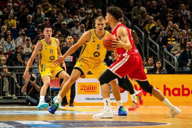 Sam Griesel on defense, October 3, 2026, Alba Berlin vs. Bamberg Baskets, Basketball, BBL, Uber Arena, Berlin. DFL regulations prohibit any use of photographs as image sequences and or quasi-video. Copyright: HMBxMedia xFinnxWeidmann