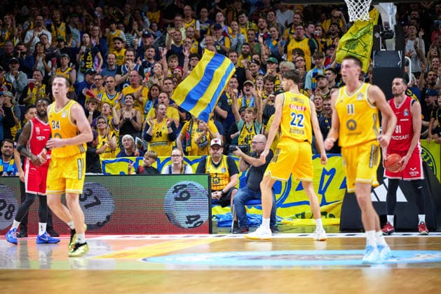 Alba Berlin fans, on the edge of their seats, cheering, GER, ALBA Berlin vs. BMA 365 Bamberg Baskets, Men s Basketball, easy Credit BBL, 2026–27 Season, Matchday 4, October 3, 2026 GER, ALBA Berlin vs. BMA 365 Bamberg Baskets, Men’s Basketball, easyCredit BBL, 2026–27 Season, Matchday 4, October 3, 2026 Berlin Copyright: xClaudiusxRauch,xEibner-Pressefotox xClaudiusxRauchx EP_CRH