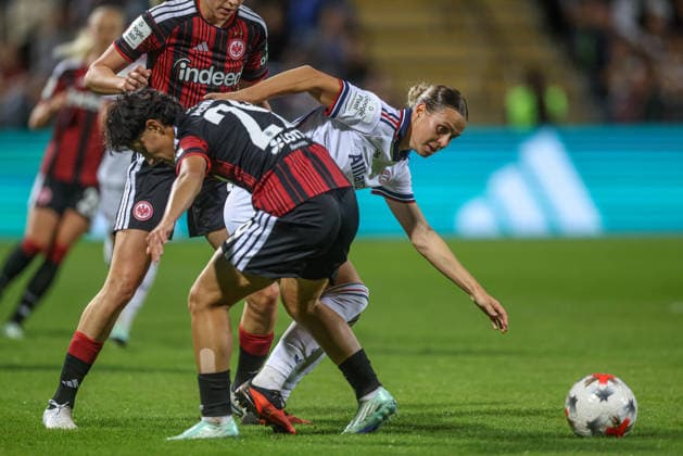 GER, Frankfurt, Eintracht Frankfurt vs. FC Bayern Munich, Google Pixel Women s Bundesliga, Soccer, DFB, 2026–2027 Season, Stadion am Brentanobad, Matchday 6 in pictures: from left, Dilara Acikgoz (Eintracht Frankfurt Women, 29), Klara Bühl (FC Bayern Munich Women, 17). DFB and DFL regulations prohibit any use of photographs as image sequences and or quasi-video, October 3, 2026 Copyright: HMBxMedia HendrikxHamelau