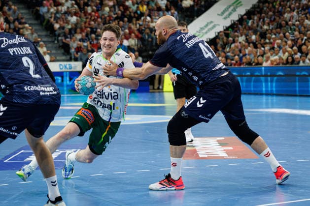 Opel HBL SG Flensburg Handewitt vs. FRISCH AUF Göppingen, October 3, 2026: Oskar Neudeck (No. 02), Frisch Auf Göppingen, vs. Arnar Freyr Arnarsson (No. 41), SG Flensburg Handewitt Opel HBL SG Flensburg Handewitt vs. FRISCH AUF Göppingen, GGW Arena on October 3, 2026 Copyright: xBEAUTIFULxSPORTS MarioxM.xKobergx