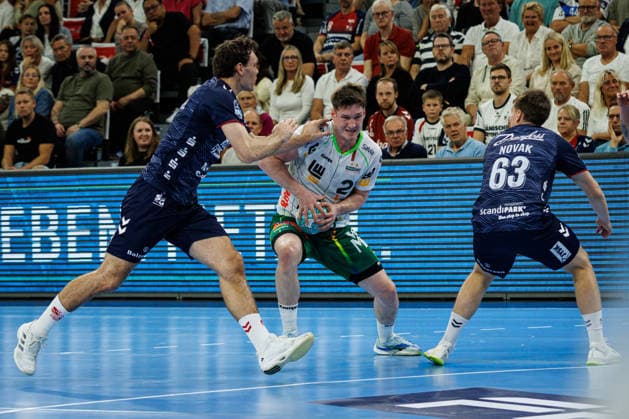 Opel HBL SG Flensburg Handewitt vs. FRISCH AUF Göppingen, October 3, 2026—Oskar Neudeck, No. 02, of FRISCH AUF Göppingen on the attack—Opel HBL SG Flensburg Handewitt vs. FRISCH AUF Göppingen, GGW Arena on October 3, 2026 Copyright: xBEAUTIFULxSPORTS MarioxM.xKobergx