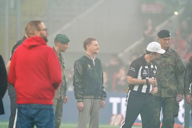 Saxony s Minister President Michael Kretschmer is welcomed onto the field before kickoff: Dresden Monarchs vs. Potsdam Royals, American football, German Football League, GFL Bowl, 2026 season, October 3, 2026 Dresden Monarchs vs. Potsdam Royals, American football, German Football League, GFL Bowl, 2026 season, October 3, 2026 Dresden Copyright: xEibner-Pressefoto PiaxSchindlerx EP_PSR