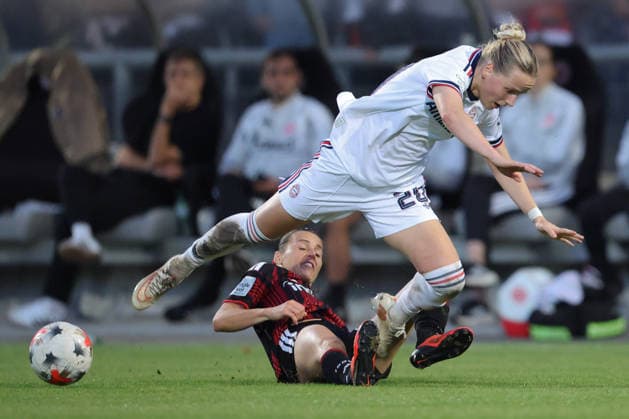 Eintracht Frankfurt vs. FC Bayern Munich, Google Pixel Women s Bundesliga: Hayley Raso (Eintracht Frankfurt) saves a shot by Franziska Kett (FC Bayern Munich), 20th match of the Google Pixel Women’s Bundesliga between Eintracht Frankfurt and FC Bayern Munich on October 3, 2026, at the Stadion am Brentanobad in Frankfurt am Main, Frankfurt am Main, Hesse, Germany; Stadion am Brentanobad